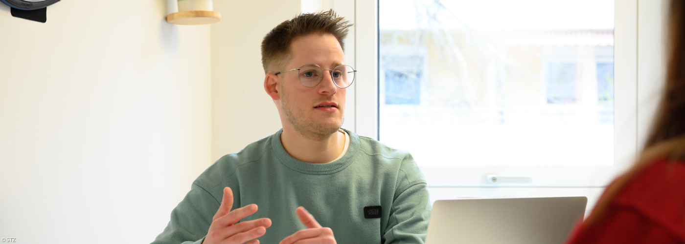 Ein Mitarbeiter im Gespräch