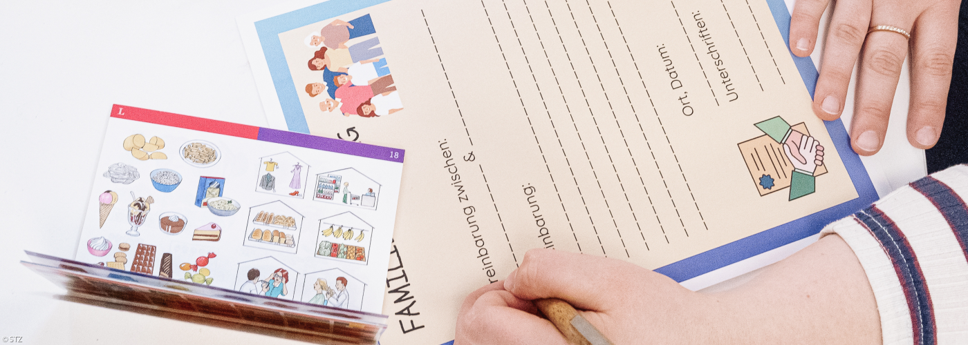 Mitarbeiterin füllt einen Erhebungsbogen aus