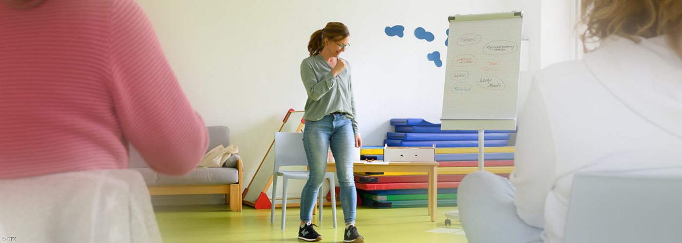 Eine Refrentin arbeitet mit Teilnehmerinnen