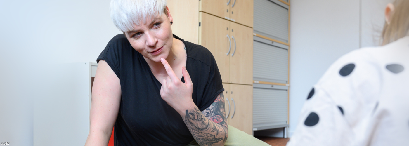 EIne Person leitet für Gebärdensprache an