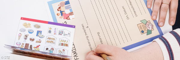 Mitarbeiterin füllt einen Erhebungsbogen aus