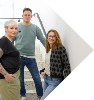 Mitarbeitende im Inklusionsdienst auf der Treppe