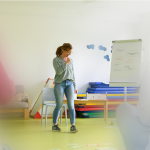 Sabine Elsner gibt eine Weiterbildung für pädagogisches Fachpersonal