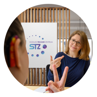 Eine Mitarbeiterin der Sozialberatung im Beratungsgespräch