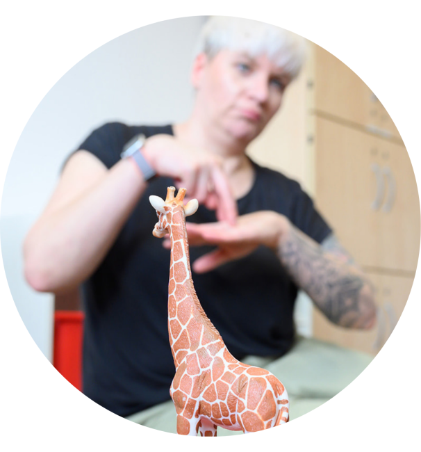 EIne Mitarbeiterin leitet in Gebärdensprache an